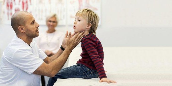 Doktor-m-patient-pojke-768x347 Ju tidigare vi kan upptäcka en diagnos desto bättre. Patienten besparas onödigt lidande och har större chans att bli frisk eller få stöd att hantera en kronisk åkomma. Vården undviker också onödiga kostnader om vi kan sätta in åtgärder tidigare i sjukdomsförloppet. Precisionsmedicin är en del i ekvationen för att åstadkomma en tidigare diagnos. En sammansatt informationsinsamling av patientens sjukdomshistorik i kombination med individuella faktorer skapar de bästa förutsättningarna. I en snar framtid kommer man även kunna analysera sin genetiska profil för att få en betydligt mer individanpassad behandling.